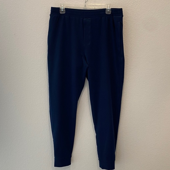 Alo YogaMen’s navy joggers